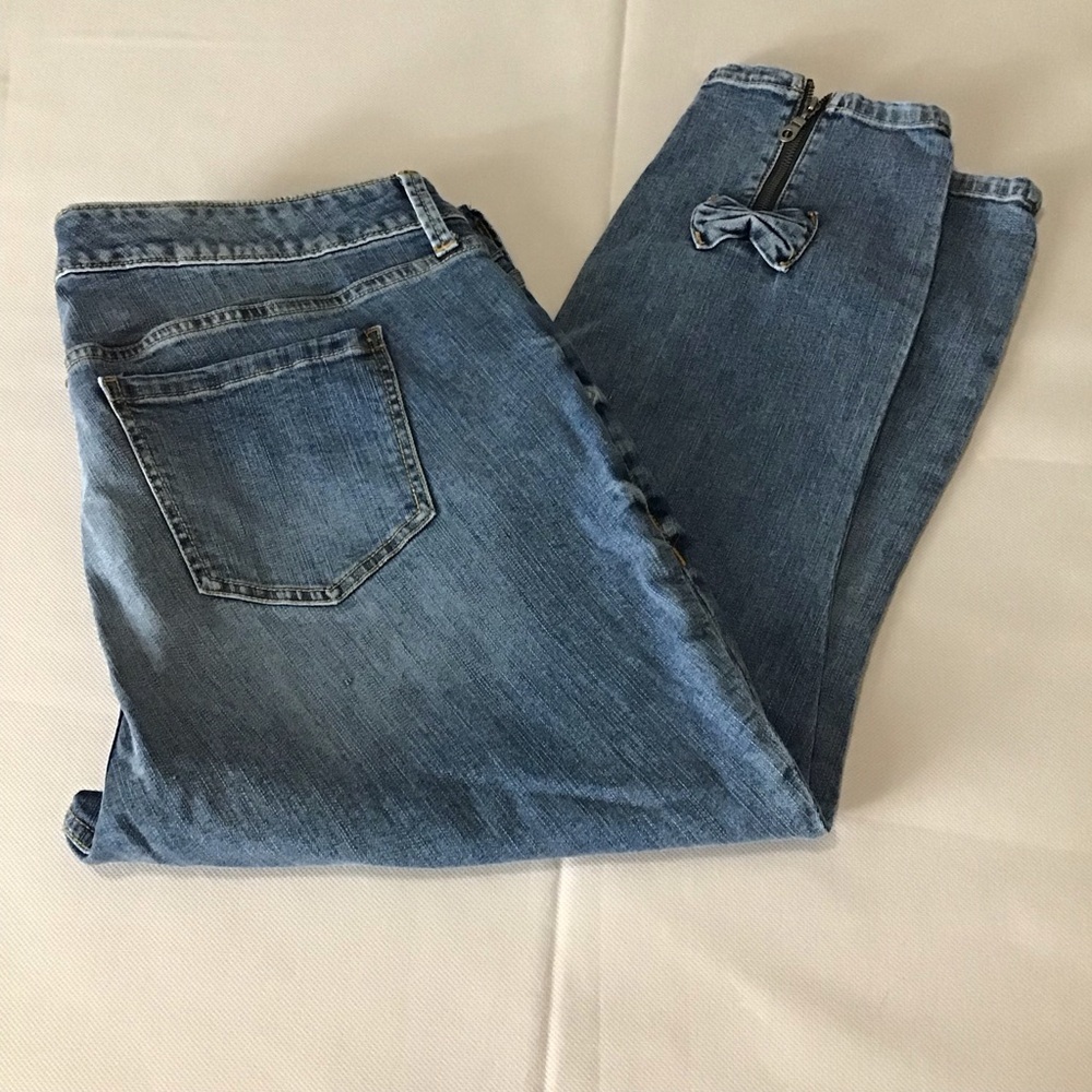 Torrid Woman’s Medium Wash Mid Rise Cropped Leg Zip Skinny Jeans - Picture 4 of 12